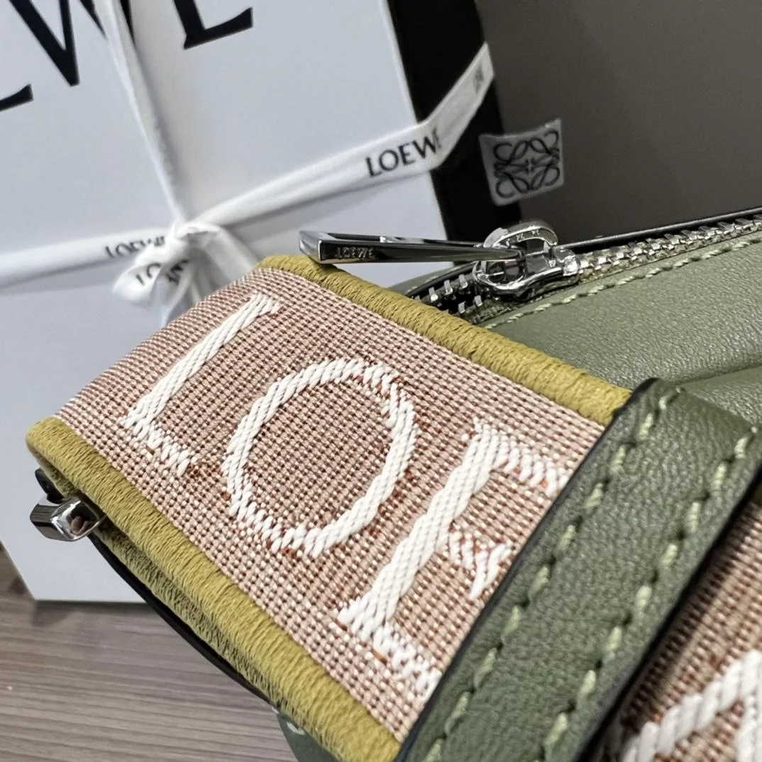 로에베 자카드 XS 밀리터리 메신저 백 카키