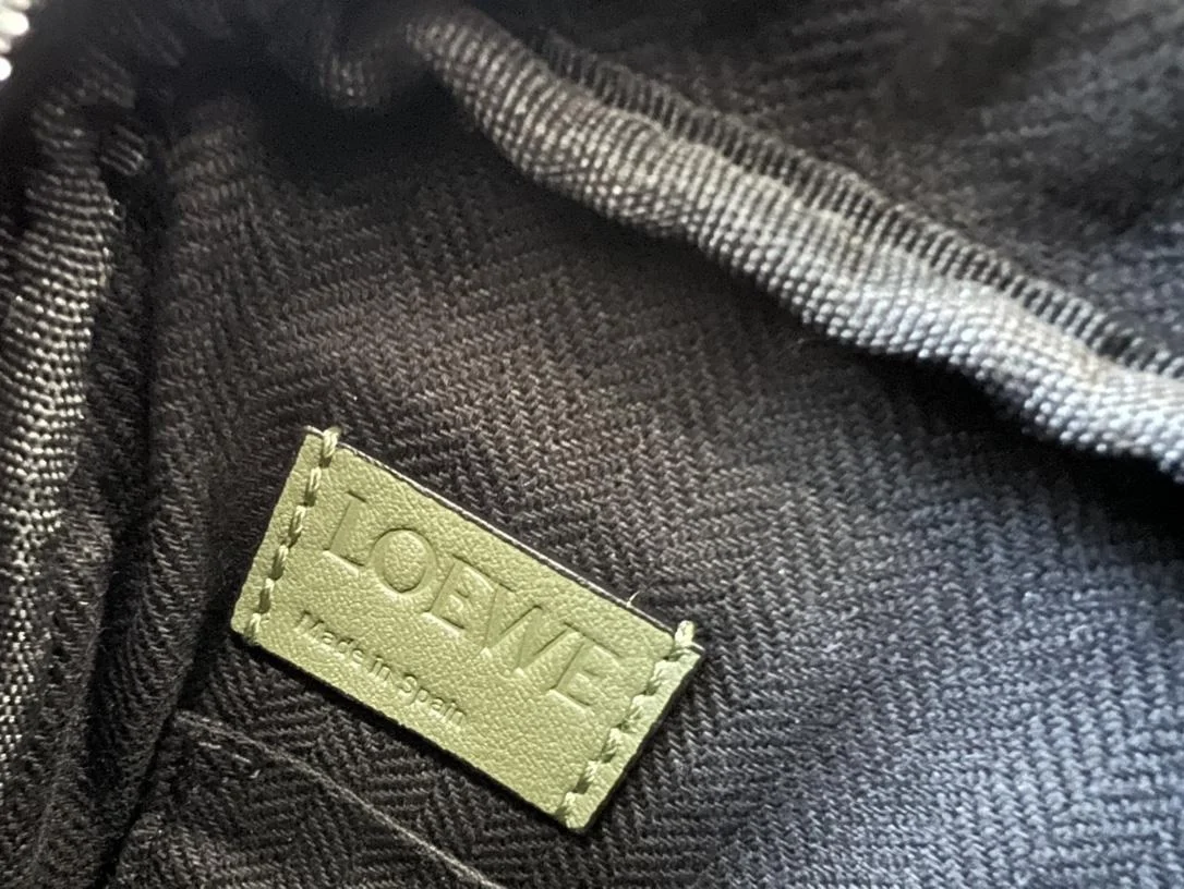 로에베 자카드 XS 밀리터리 메신저 백 카키