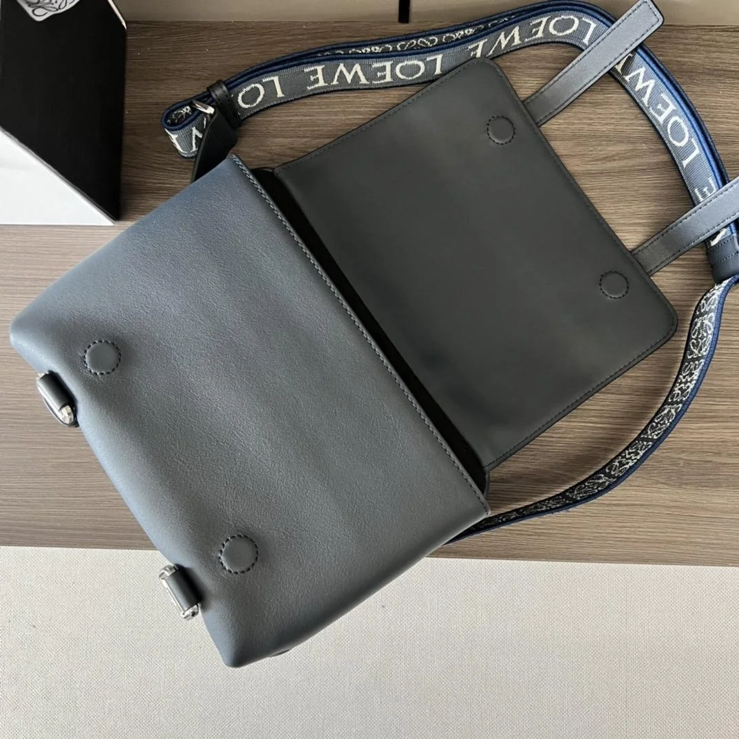 로에베 자카드 XS 밀리터리 메신저 백 네이비