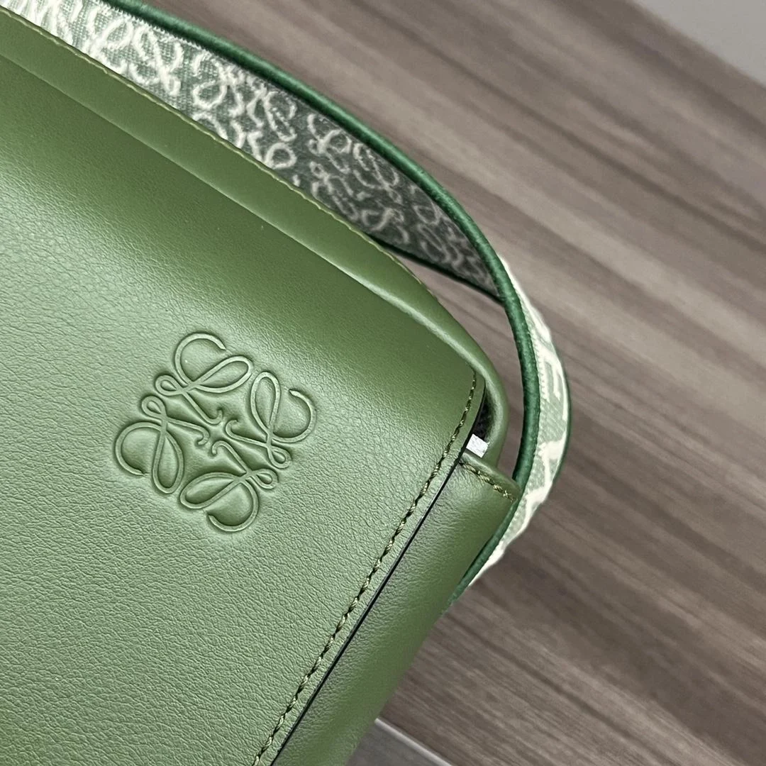 로에베 자카드 XS 밀리터리 메신저 백 그린