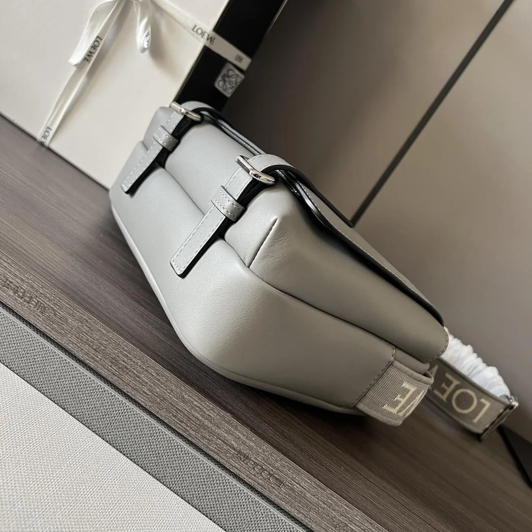 로에베 자카드 XS 밀리터리 메신저 백 그레이