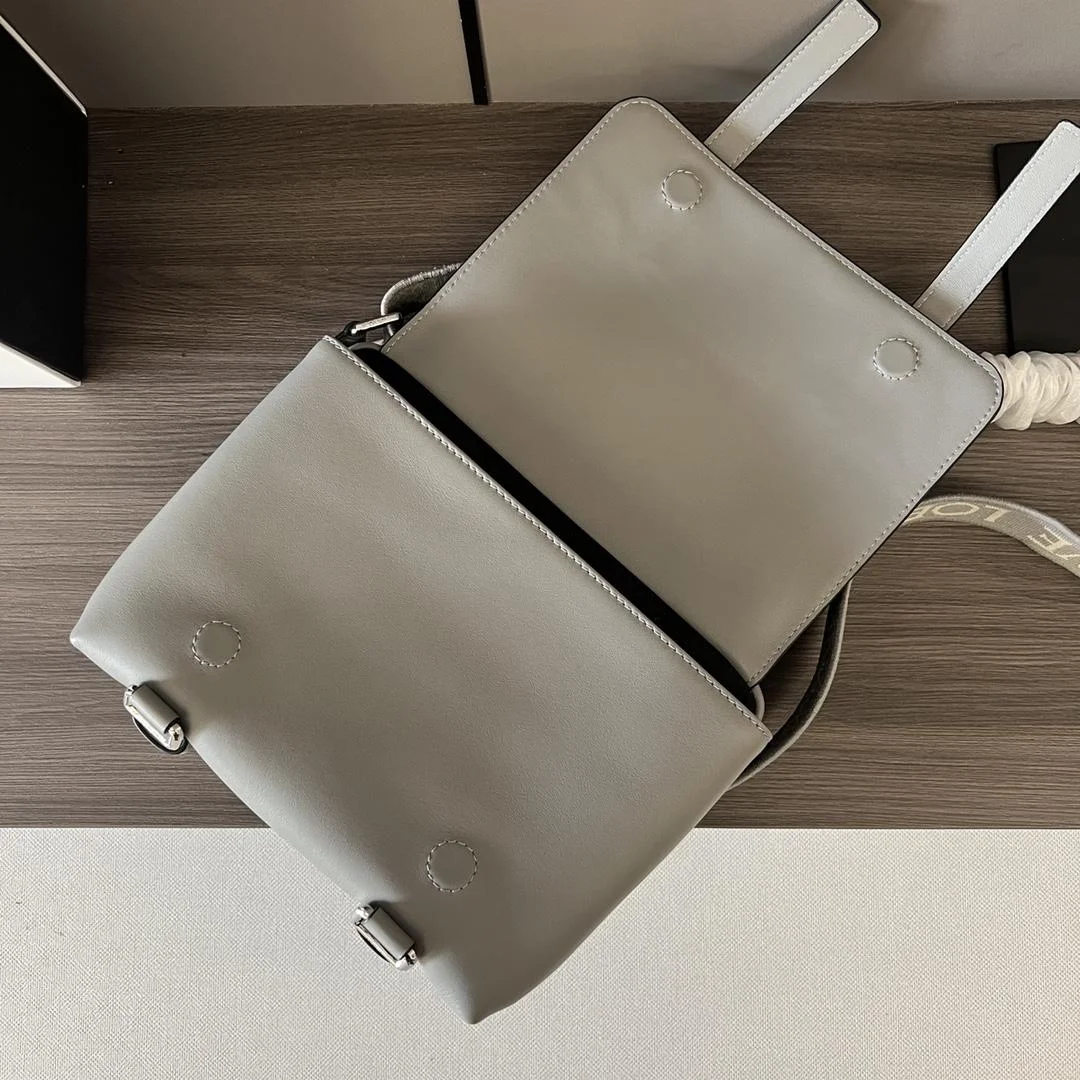 로에베 자카드 XS 밀리터리 메신저 백 그레이