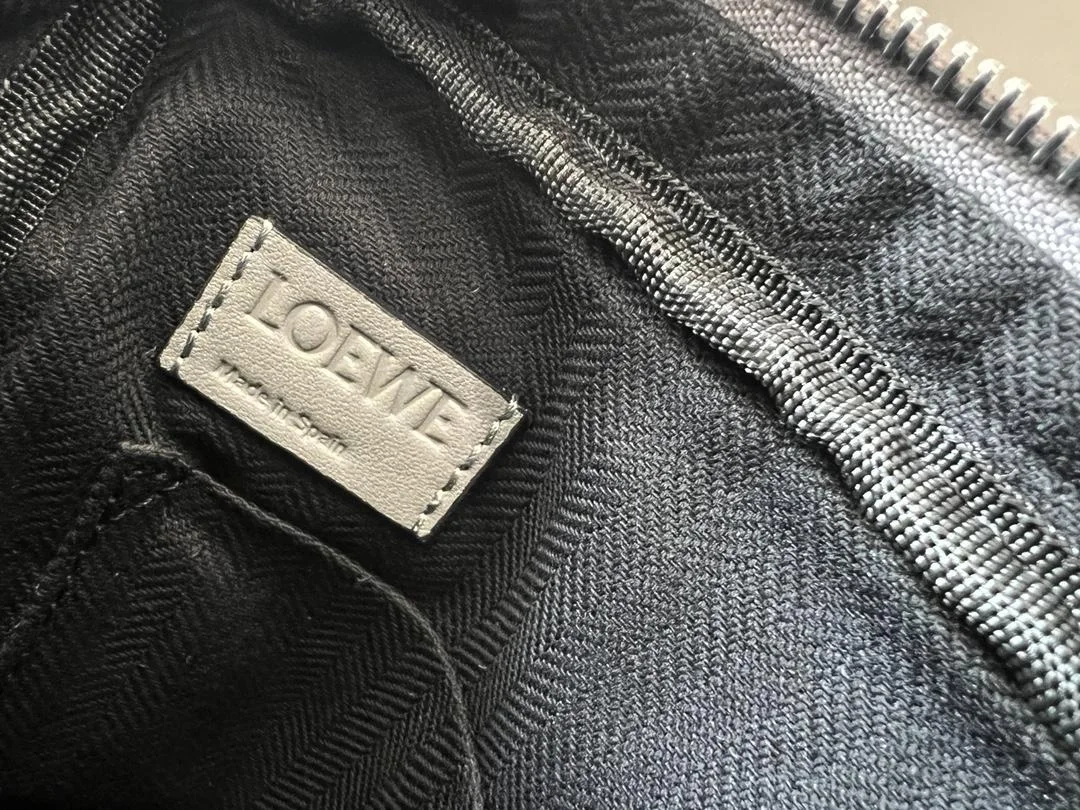 로에베 자카드 XS 밀리터리 메신저 백 그레이