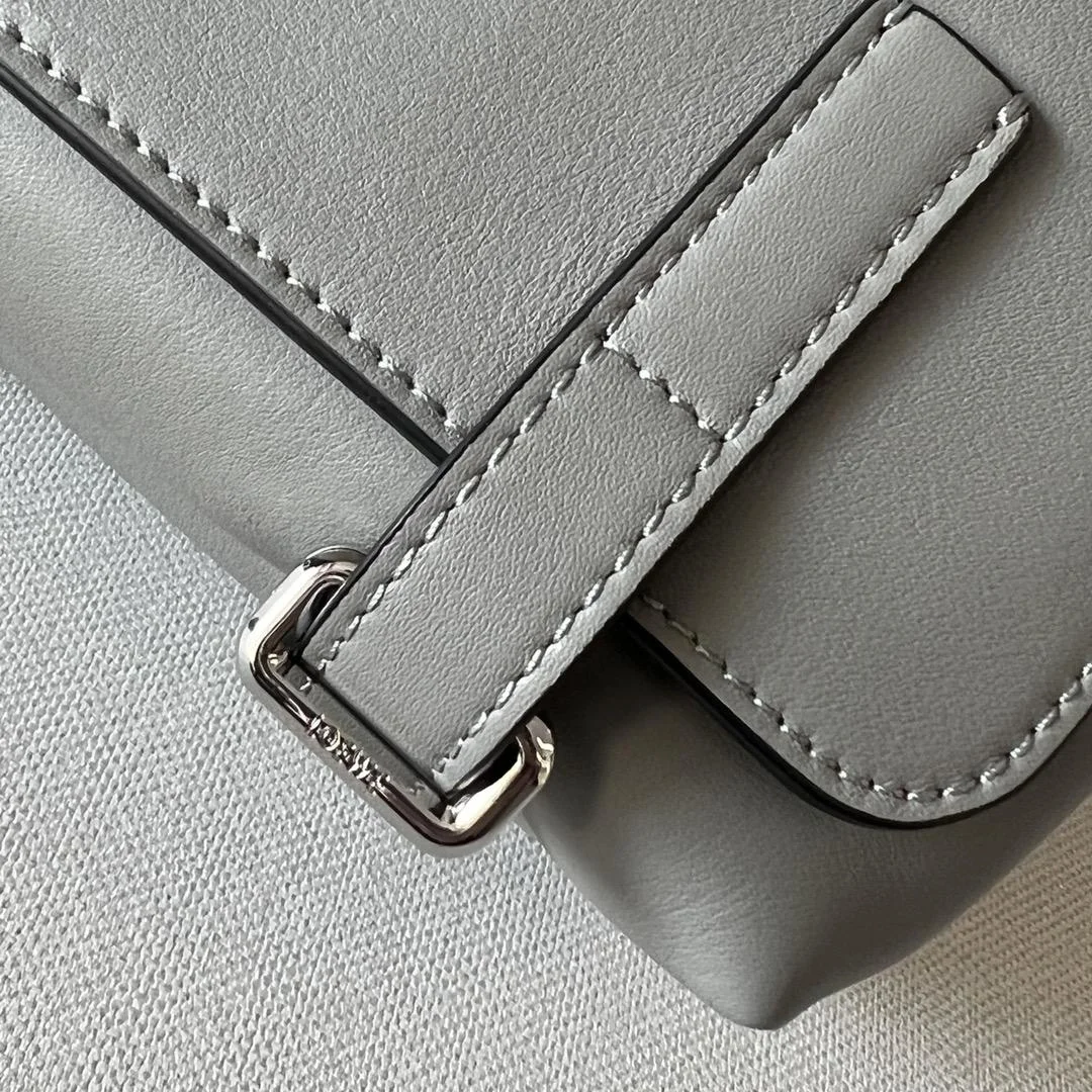 로에베 자카드 XS 밀리터리 메신저 백 그레이