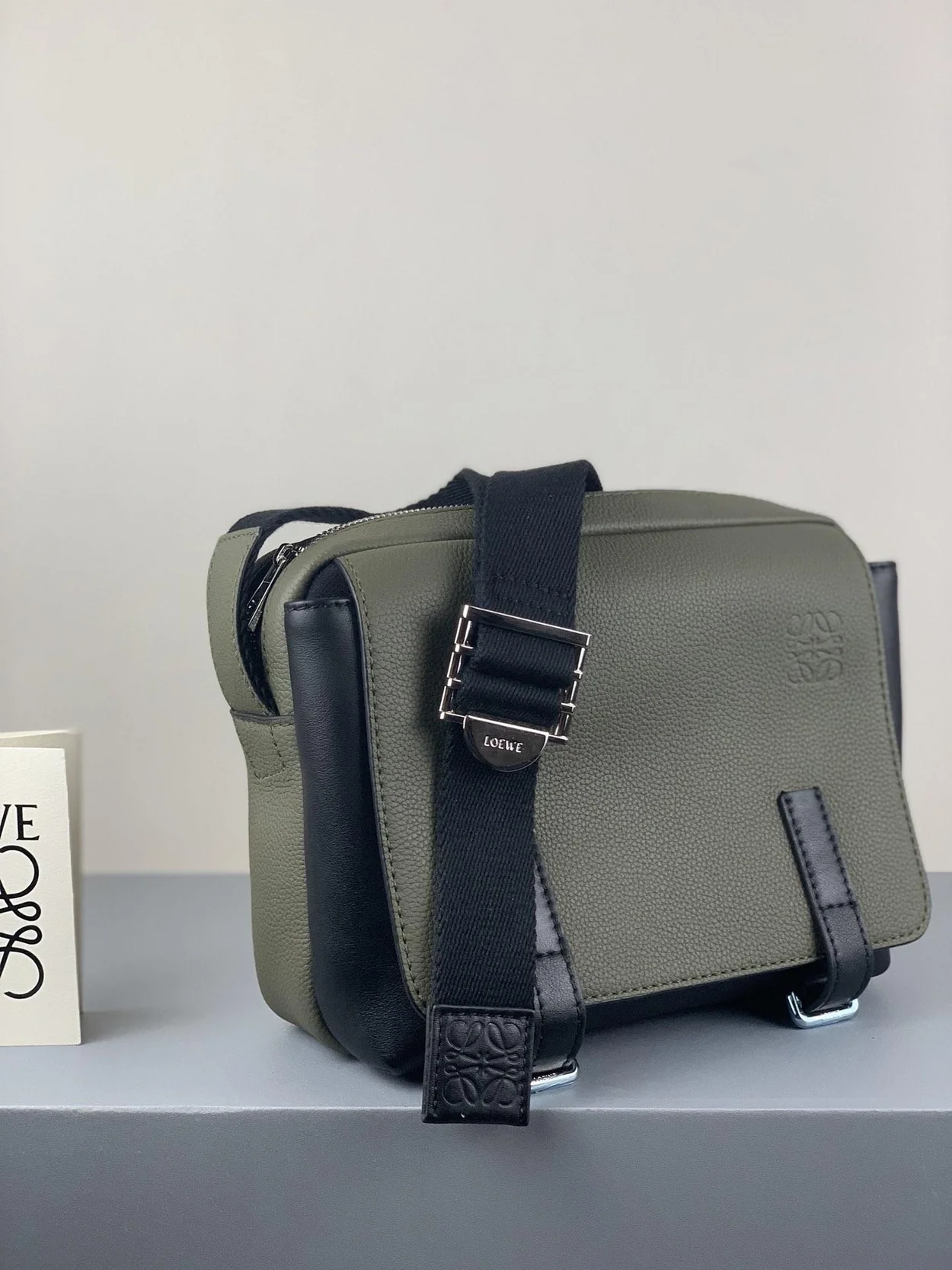 로에베 소프트 XS 밀리터리 메신저 백 카키