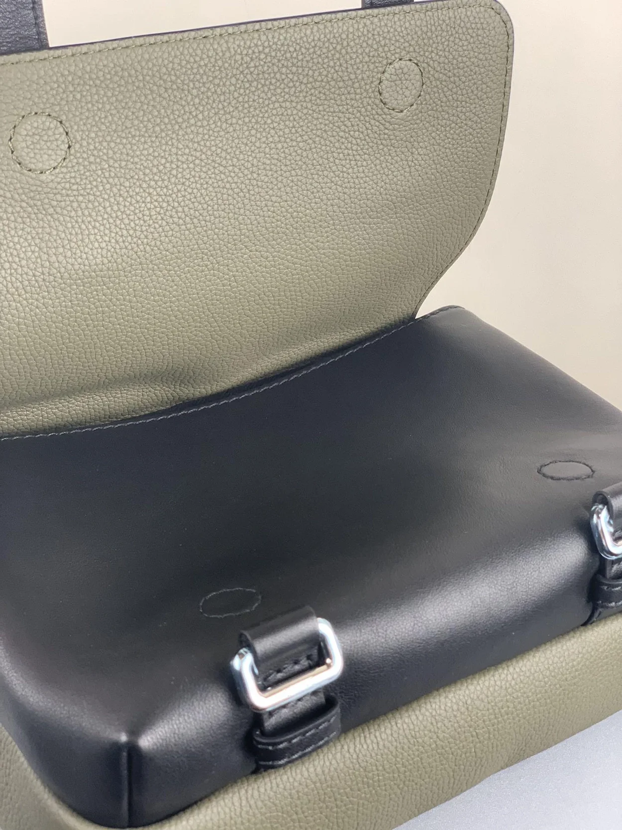 로에베 소프트 XS 밀리터리 메신저 백 카키