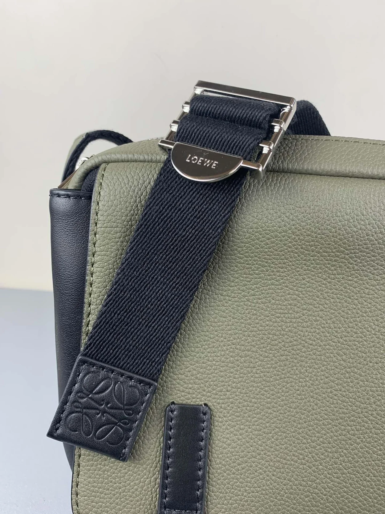 로에베 소프트 XS 밀리터리 메신저 백 카키