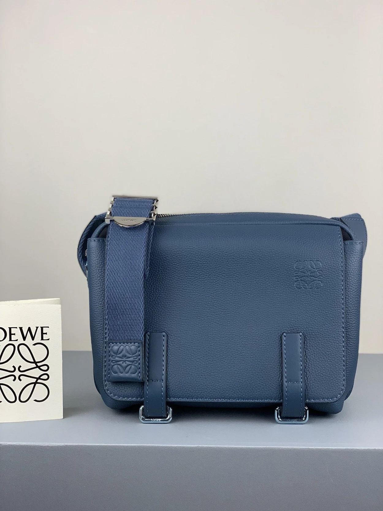 로에베 소프트 XS 밀리터리 메신저 백 블루