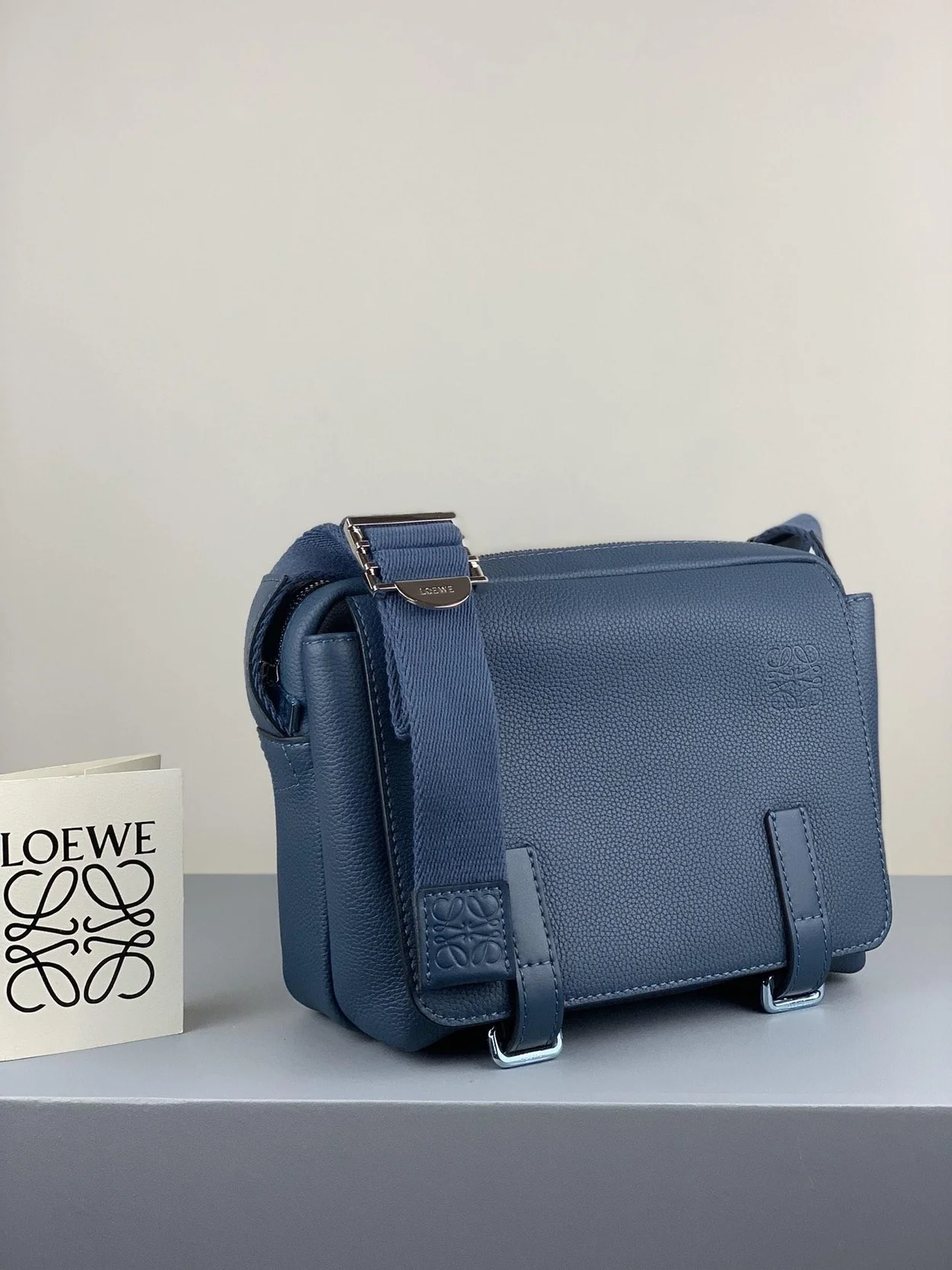 로에베 소프트 XS 밀리터리 메신저 백 블루