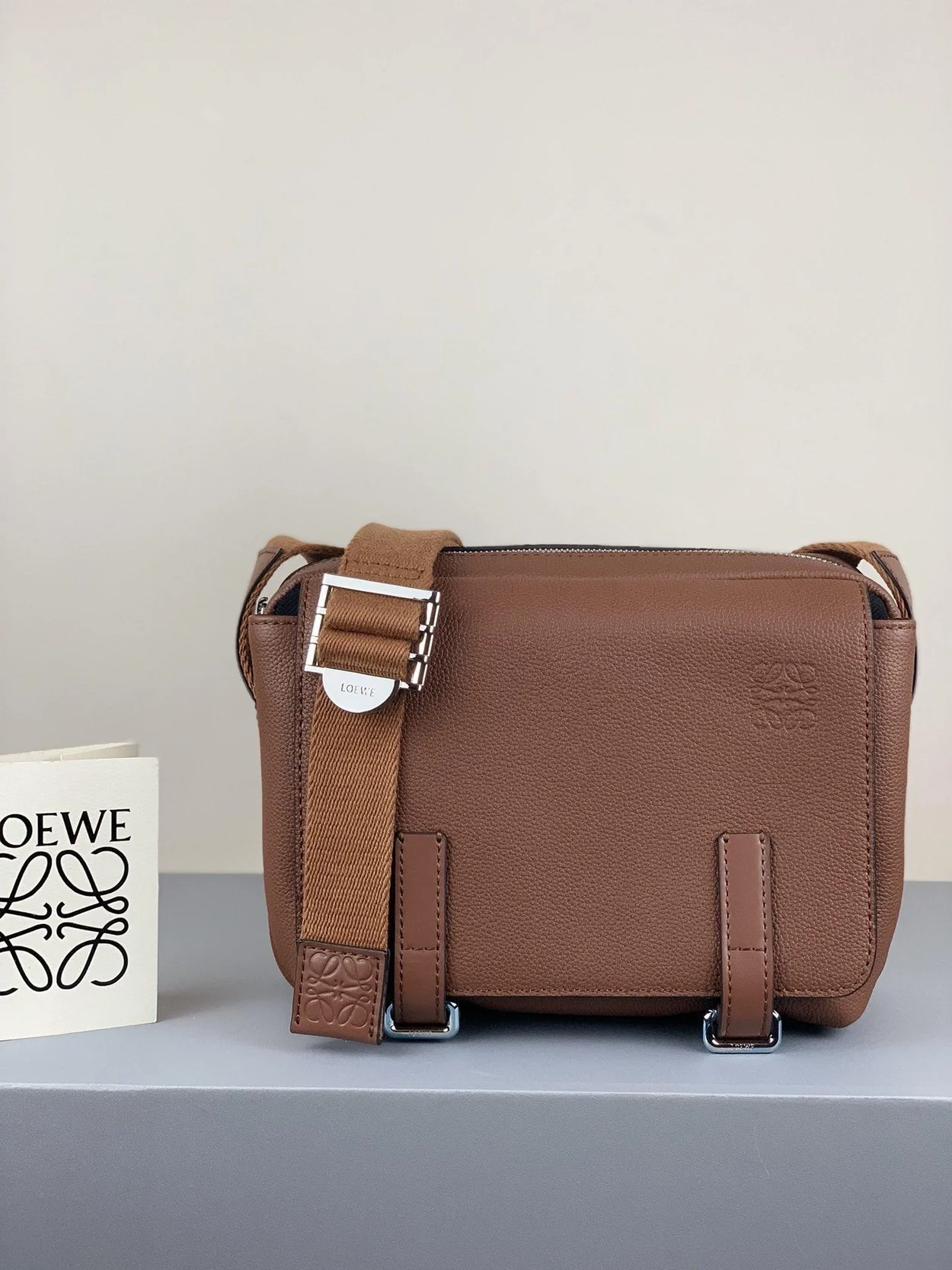 로에베 소프트 XS 밀리터리 메신저 백 브라운