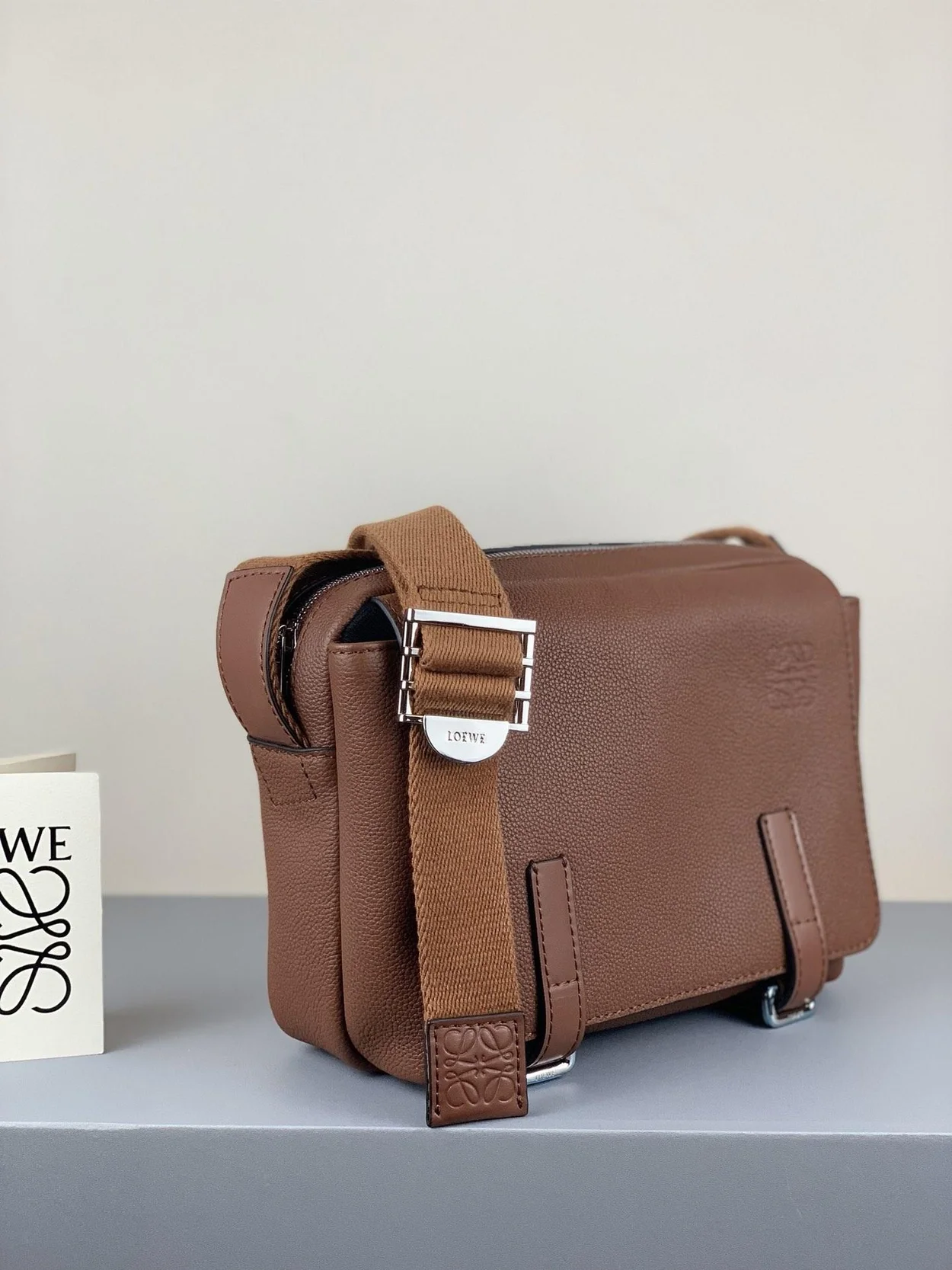 로에베 소프트 XS 밀리터리 메신저 백 브라운