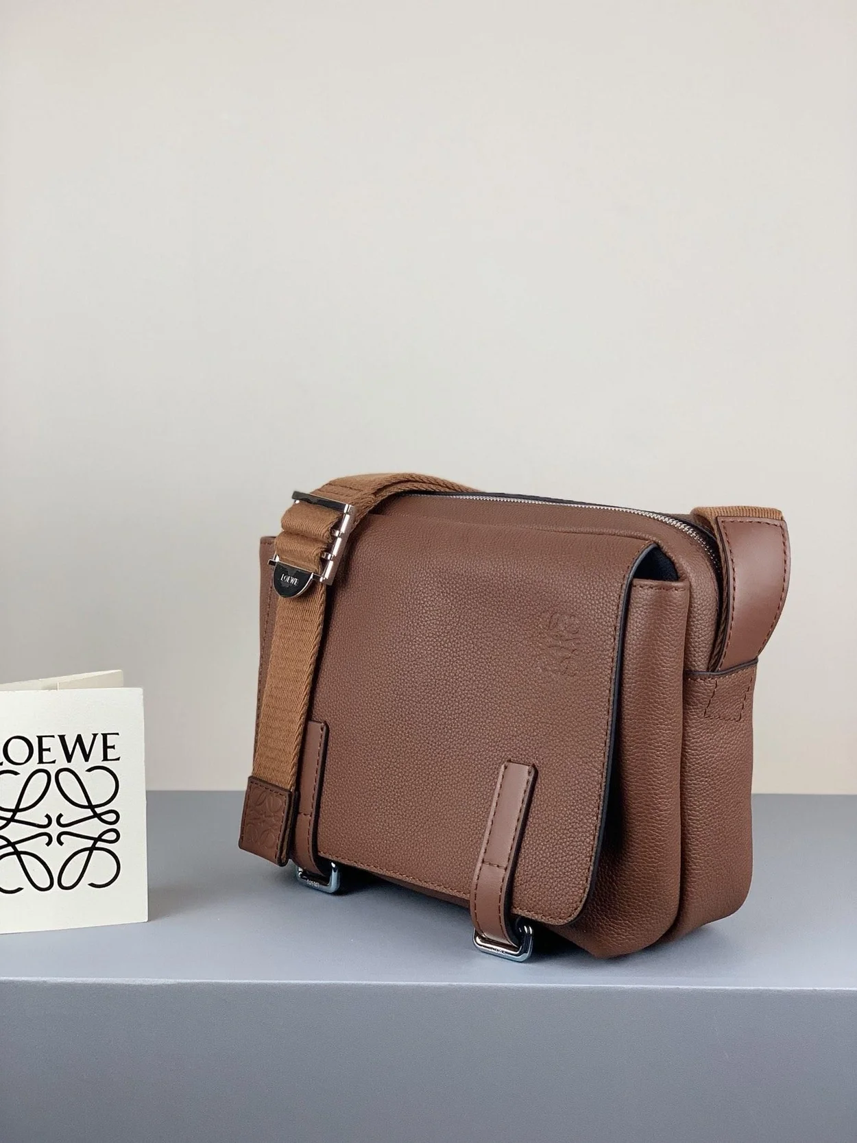 로에베 소프트 XS 밀리터리 메신저 백 브라운