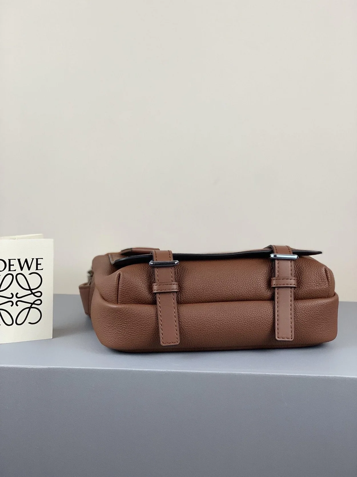 로에베 소프트 XS 밀리터리 메신저 백 브라운