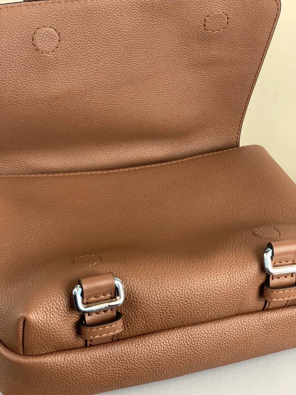 로에베 소프트 XS 밀리터리 메신저 백 브라운