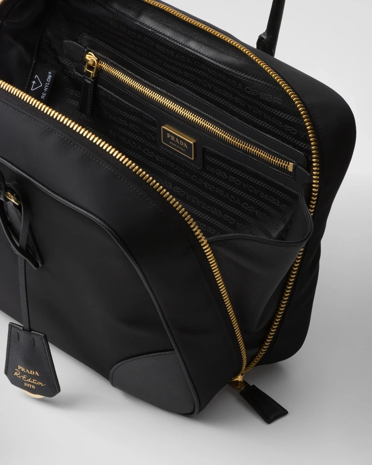 프라다 리에디션 1978 라지 리나일론 사피아노 레더 투핸들백 블랙