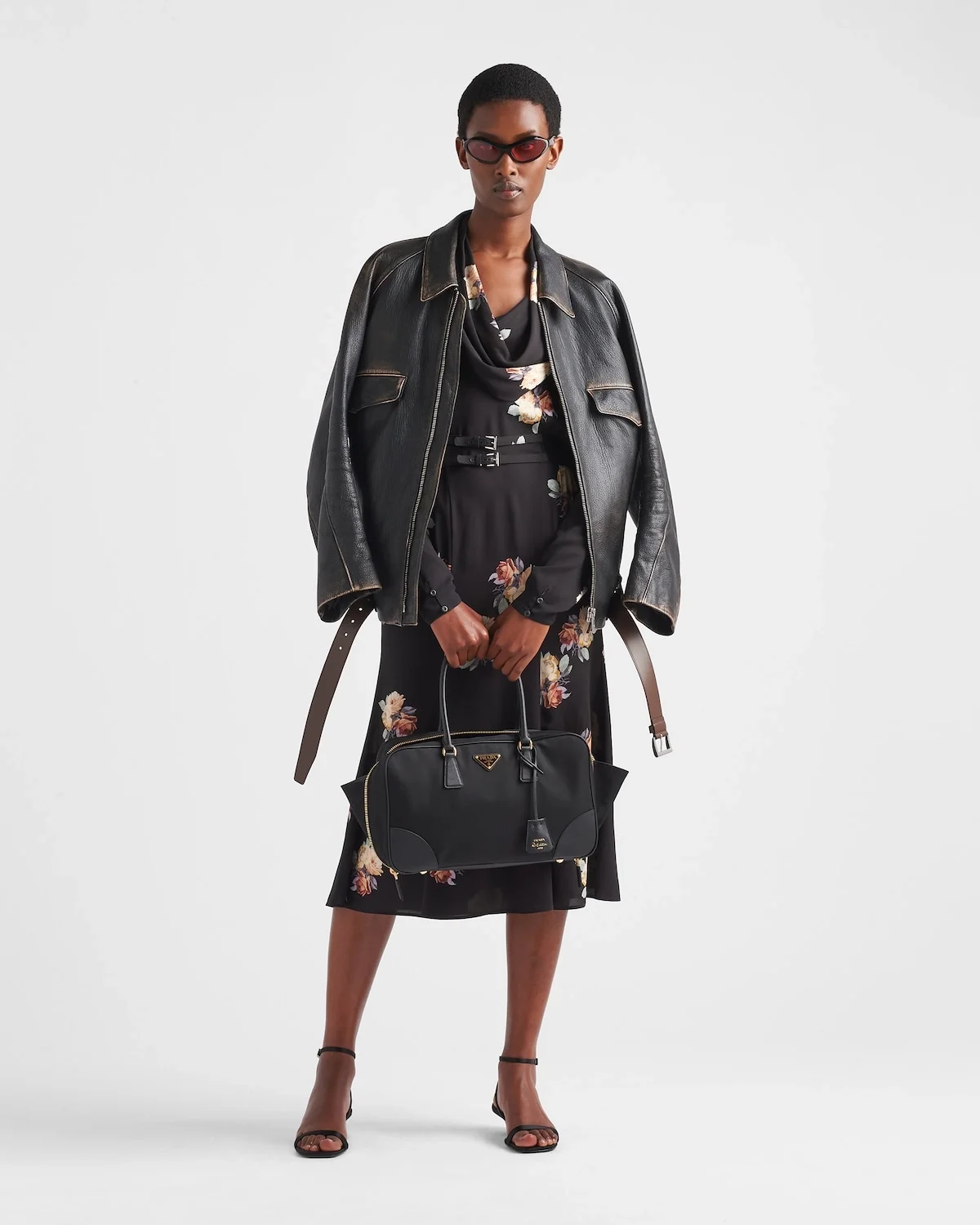 프라다 리에디션 1978 라지 리나일론 사피아노 레더 투핸들백 블랙