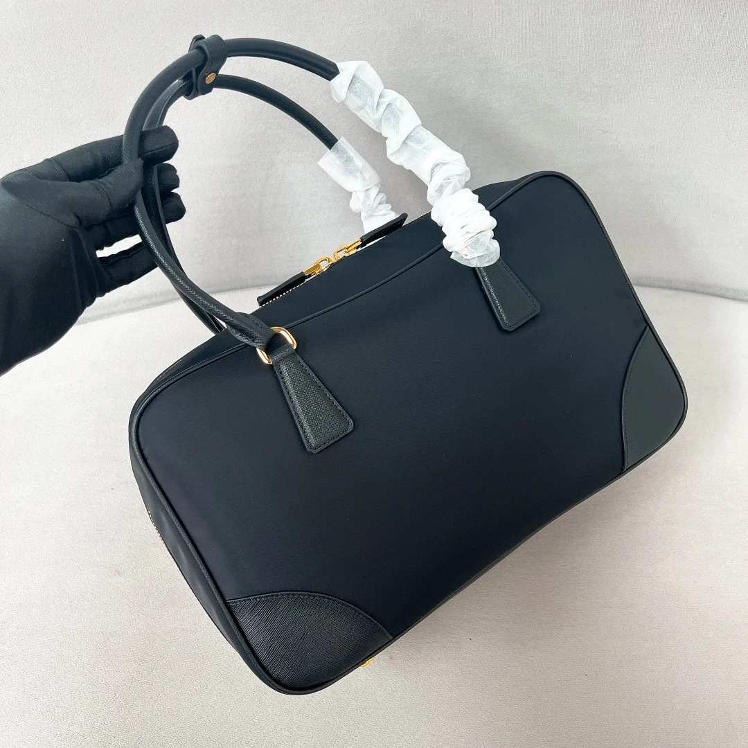 프라다 리에디션 1978 라지 리나일론 사피아노 레더 투핸들백 블랙