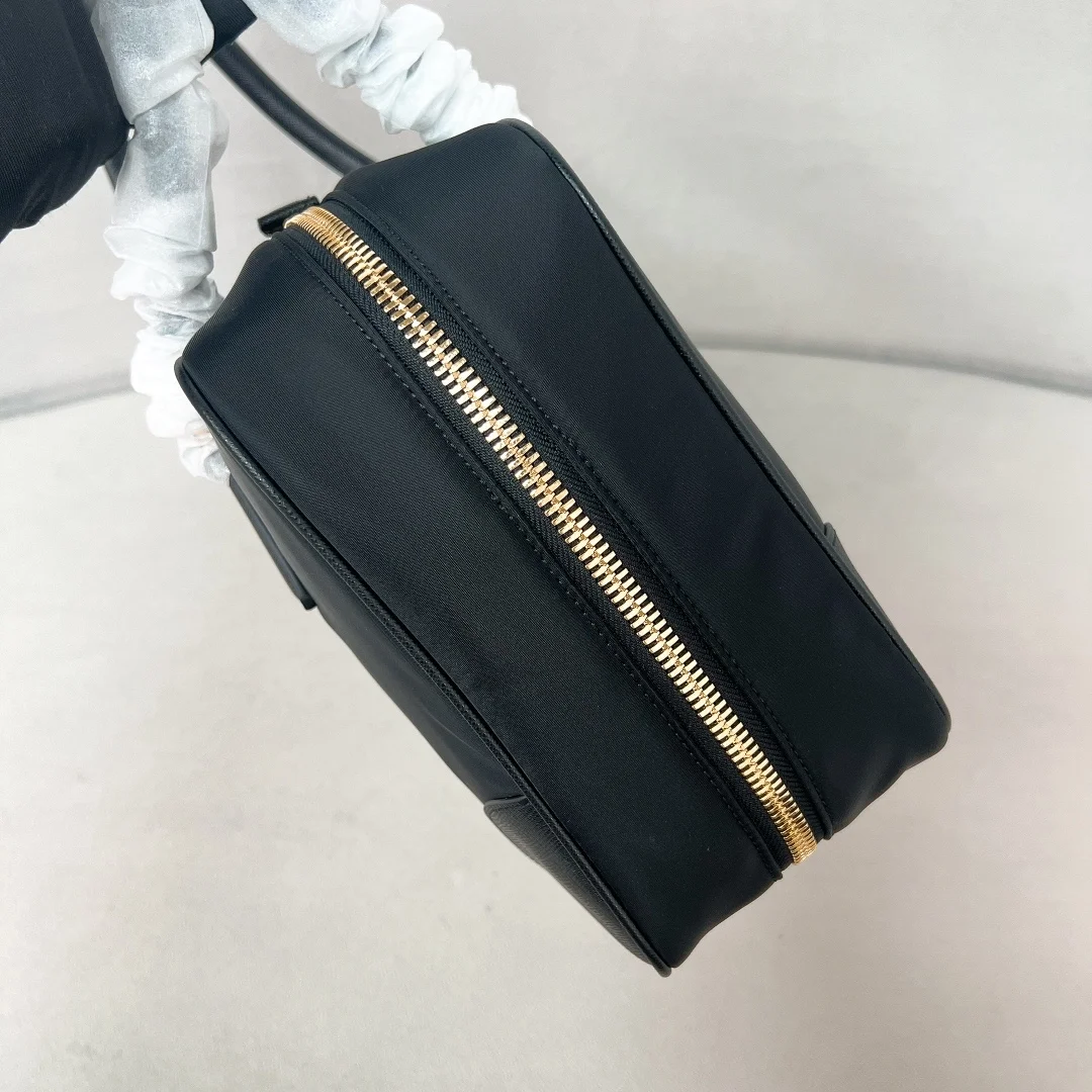 프라다 리에디션 1978 라지 리나일론 사피아노 레더 투핸들백 블랙