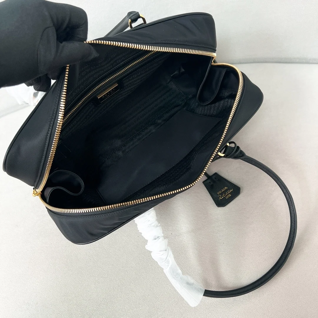 프라다 리에디션 1978 라지 리나일론 사피아노 레더 투핸들백 블랙