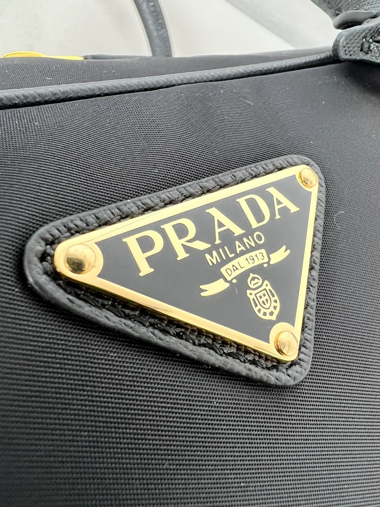 프라다 리에디션 1978 라지 리나일론 사피아노 레더 투핸들백 블랙