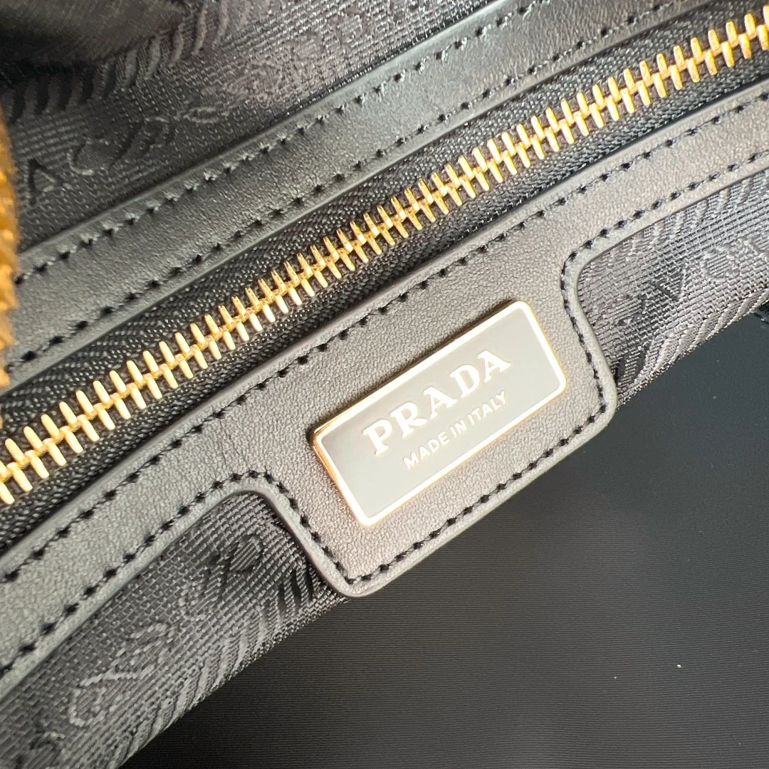 프라다 리에디션 1978 라지 리나일론 사피아노 레더 투핸들백 블랙