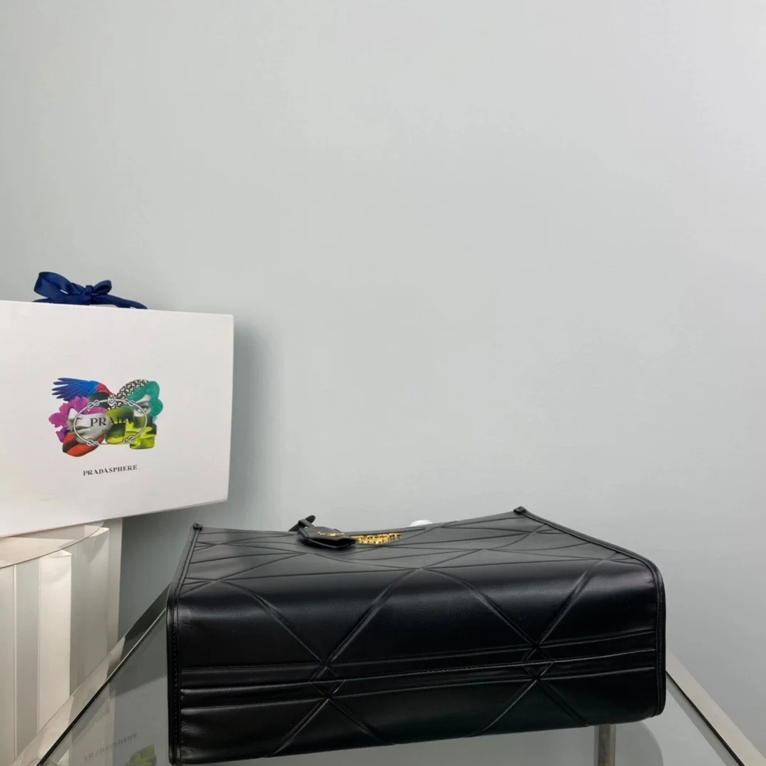 프라다 레더 토트백