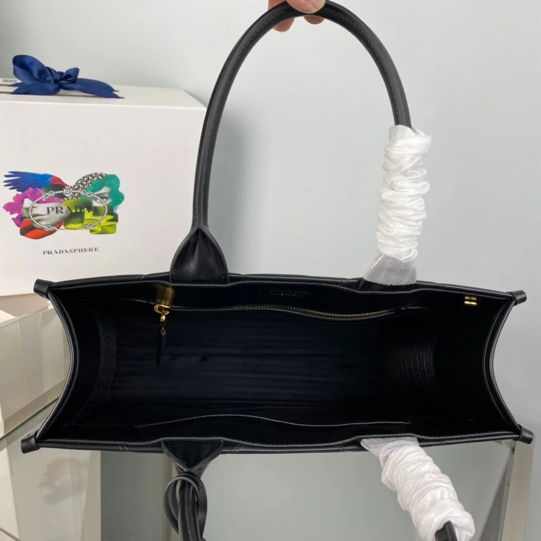 프라다 레더 토트백