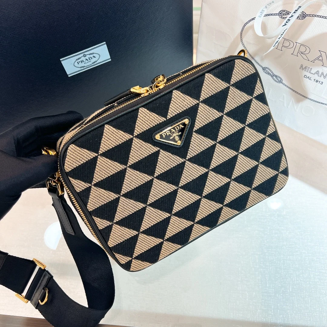 프라다 브리크 자수 패브릭백 베이지