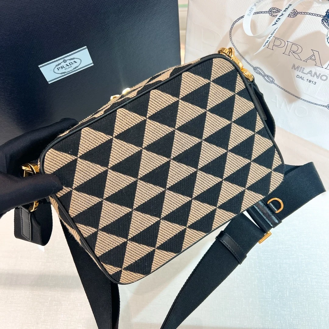 프라다 브리크 자수 패브릭백 베이지