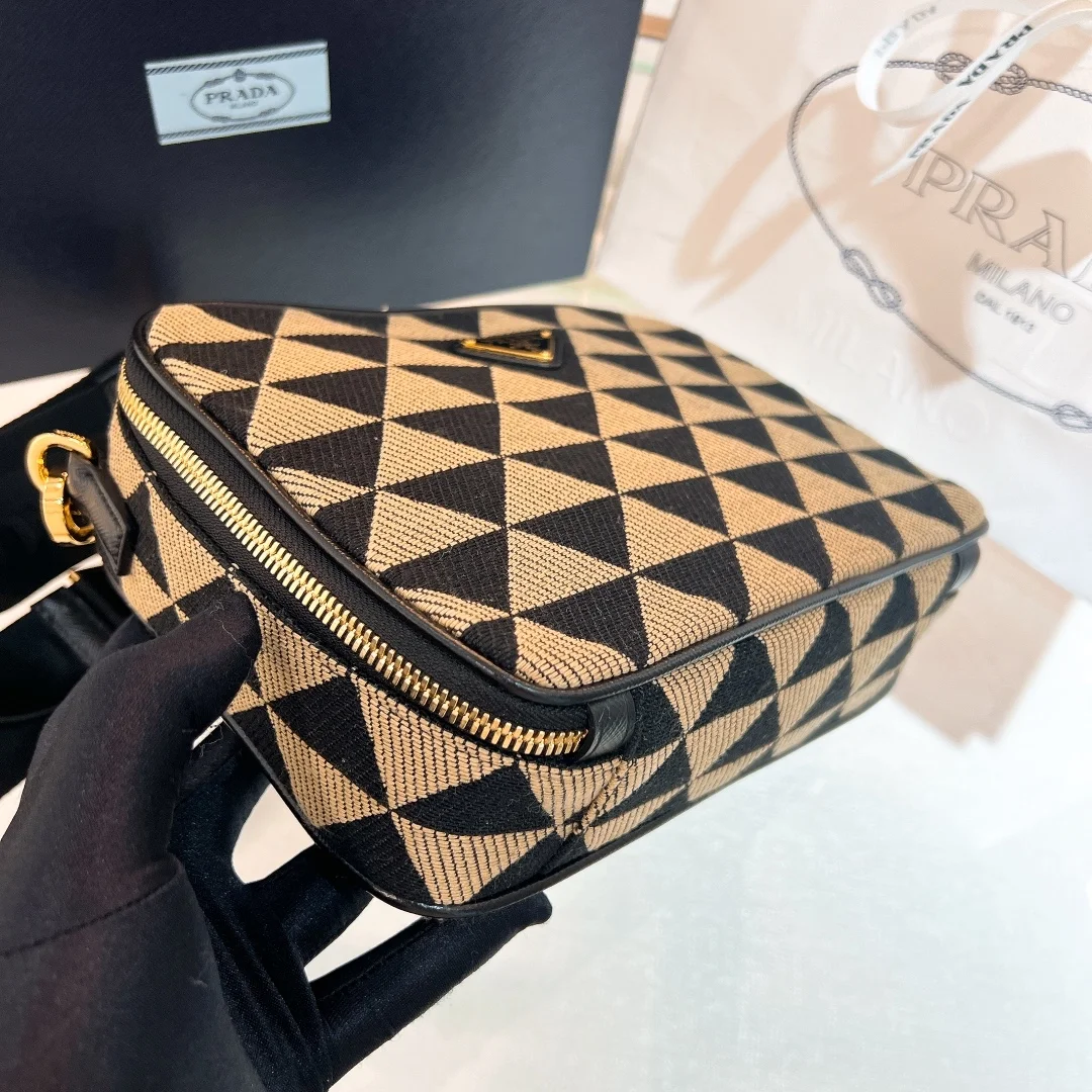 프라다 브리크 자수 패브릭백 베이지