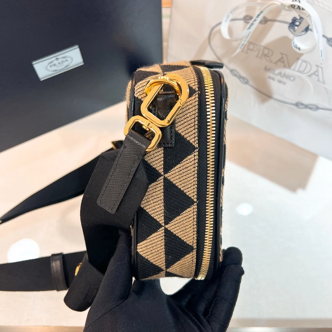 프라다 브리크 자수 패브릭백 베이지