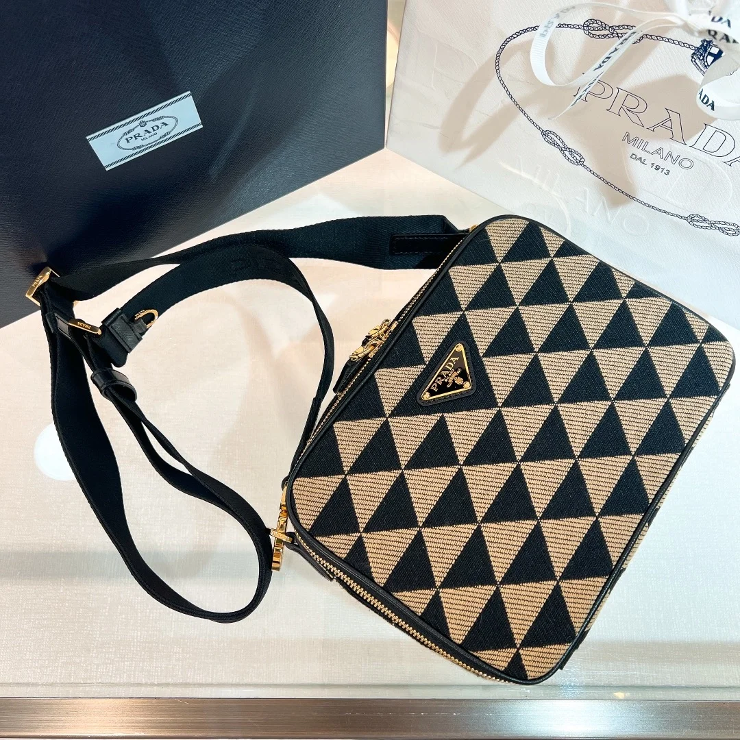 프라다 브리크 자수 패브릭백 베이지