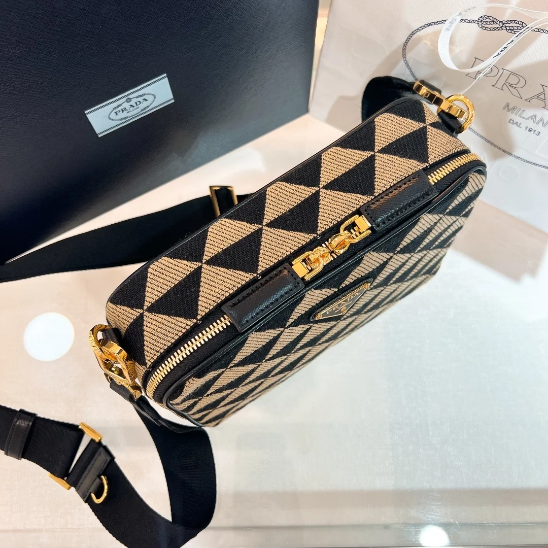 프라다 브리크 자수 패브릭백 베이지