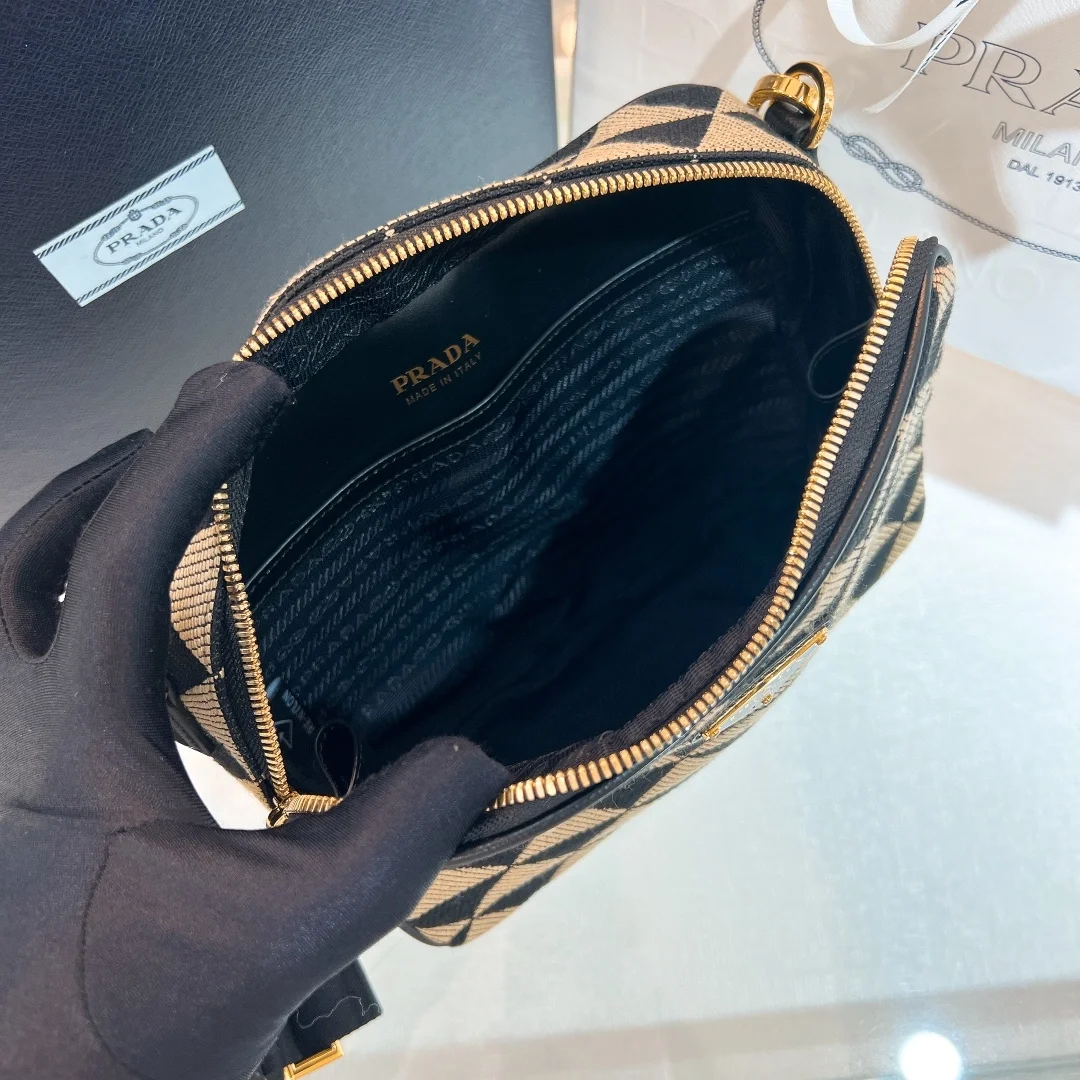 프라다 브리크 자수 패브릭백 베이지