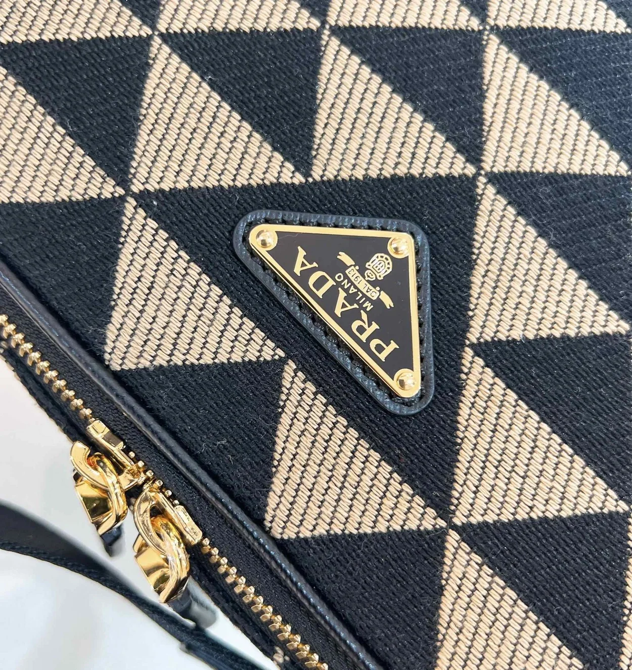 프라다 브리크 자수 패브릭백 베이지