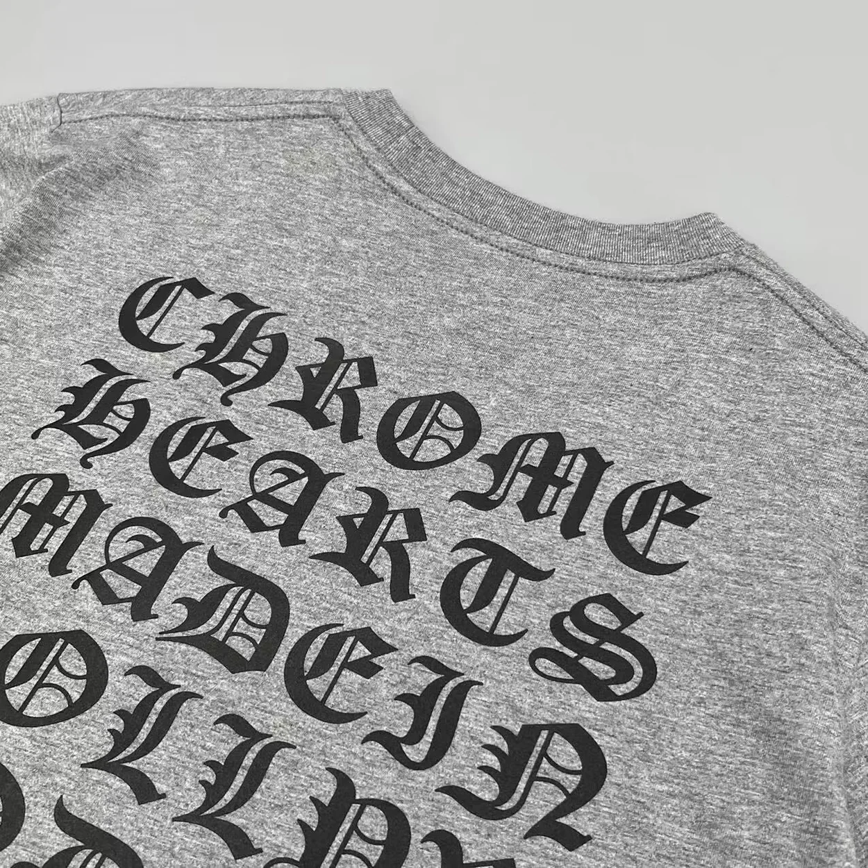 크롬하츠 산스크리트 백 유니섹스 티셔츠 그레이