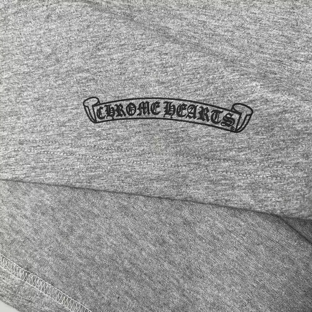 크롬하츠 산스크리트 백 유니섹스 티셔츠 그레이