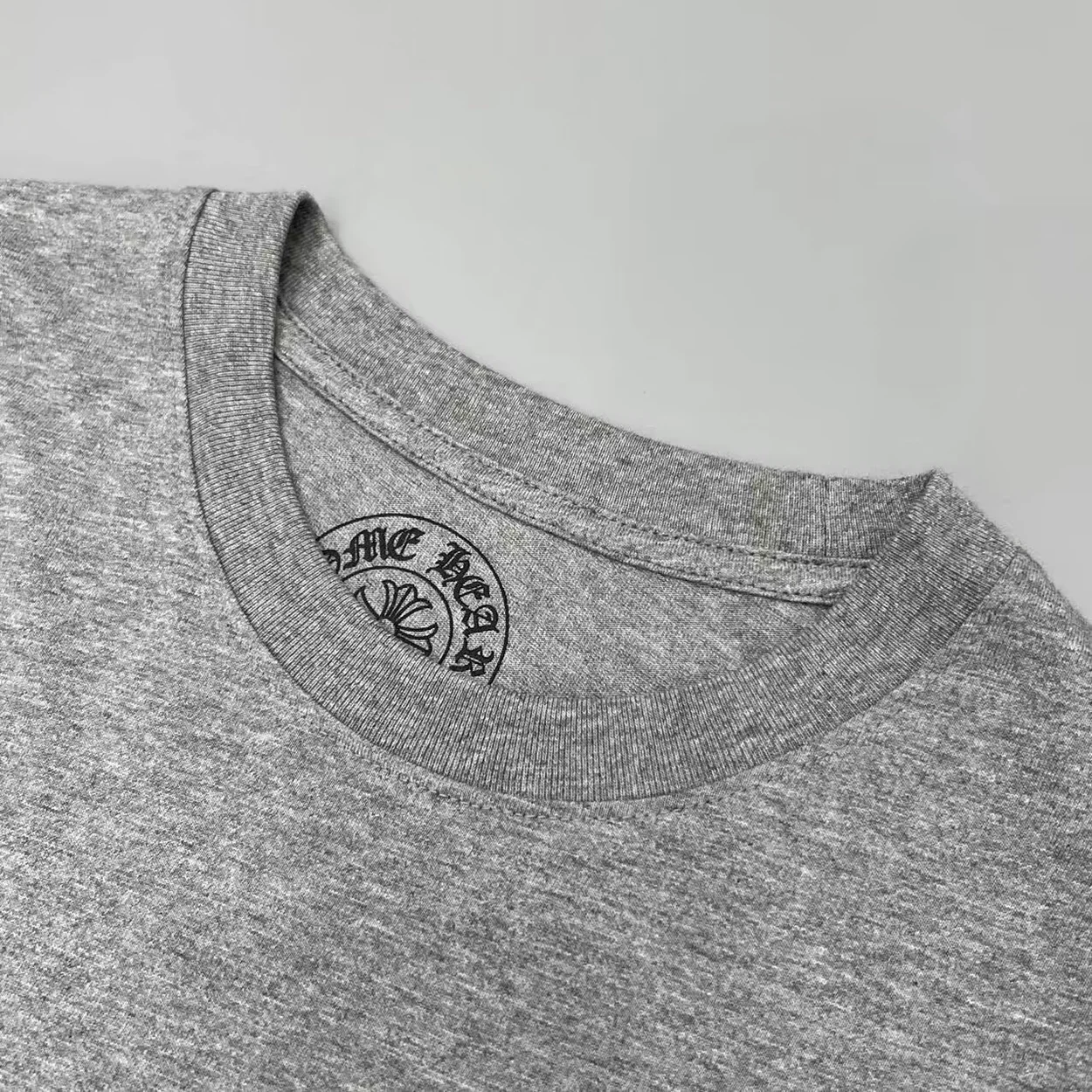 크롬하츠 산스크리트 백 유니섹스 티셔츠 그레이