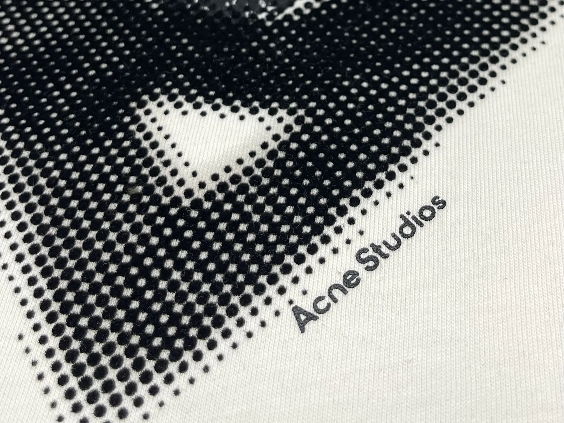 아크네 스튜디오 하트 프린트 로고 롱슬리브 티셔츠