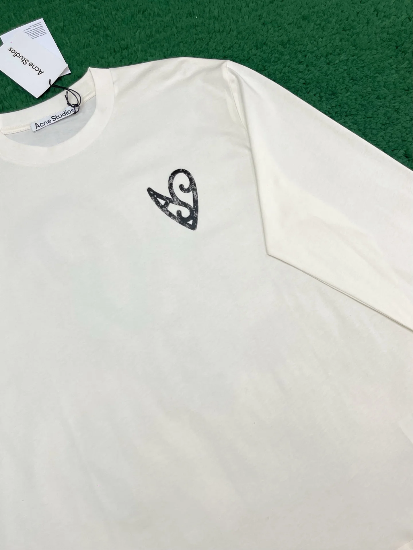 아크네 스튜디오 하트 프린트 로고 롱슬리브 티셔츠