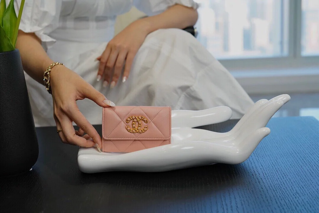 샤넬 19 플랩 카드 홀더 핑크