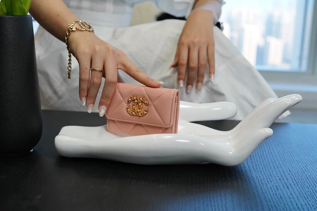 샤넬 19 플랩 카드 홀더 핑크