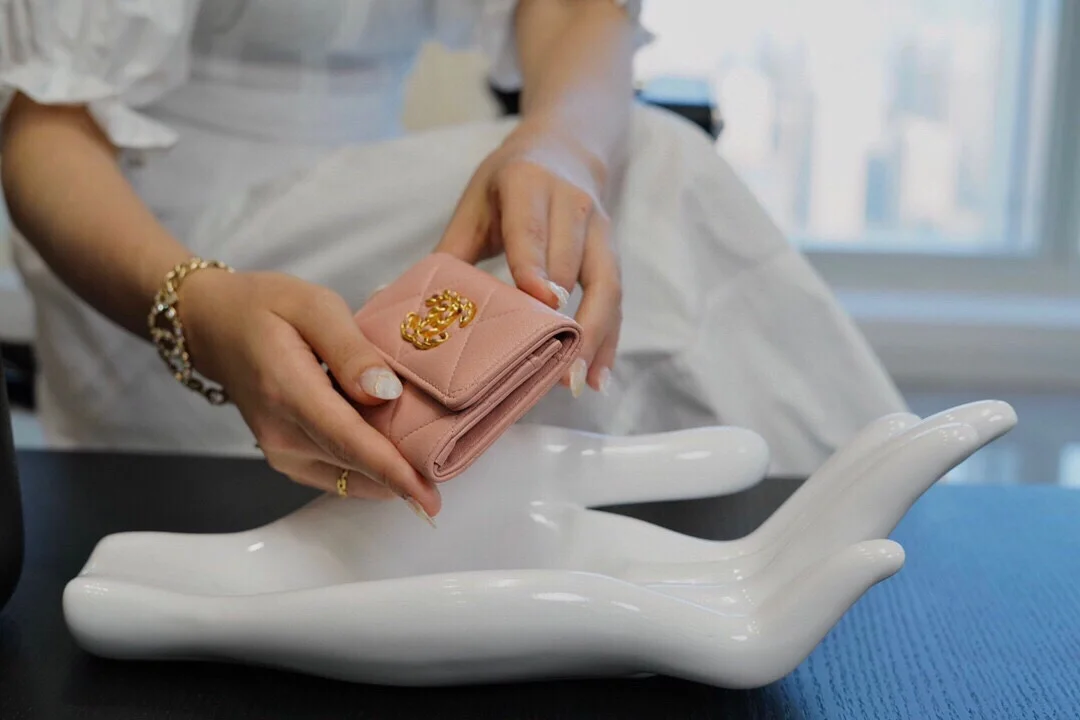 샤넬 19 플랩 카드 홀더 핑크