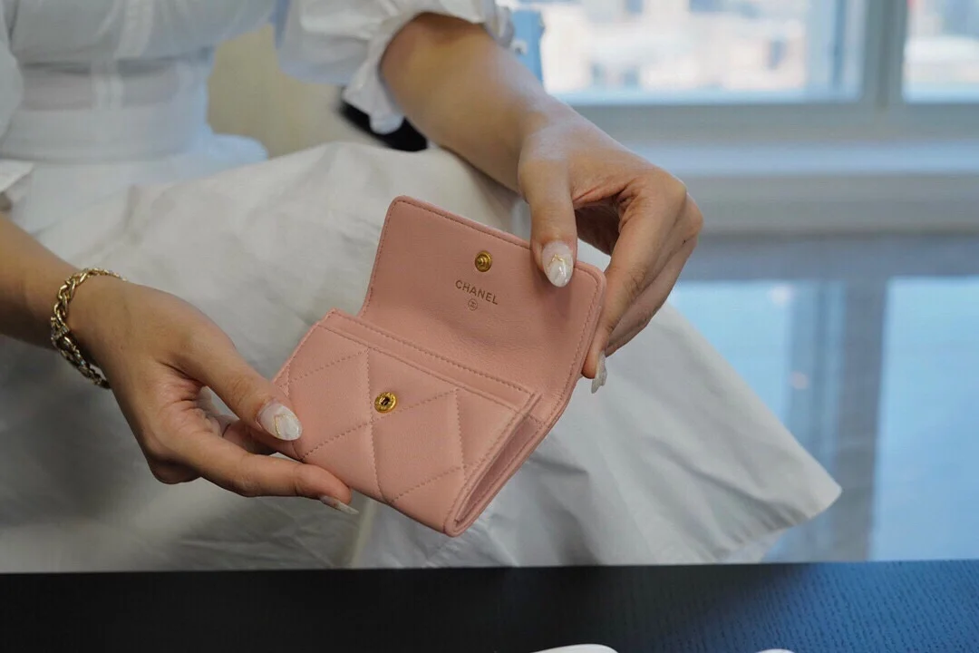 샤넬 19 플랩 카드 홀더 핑크