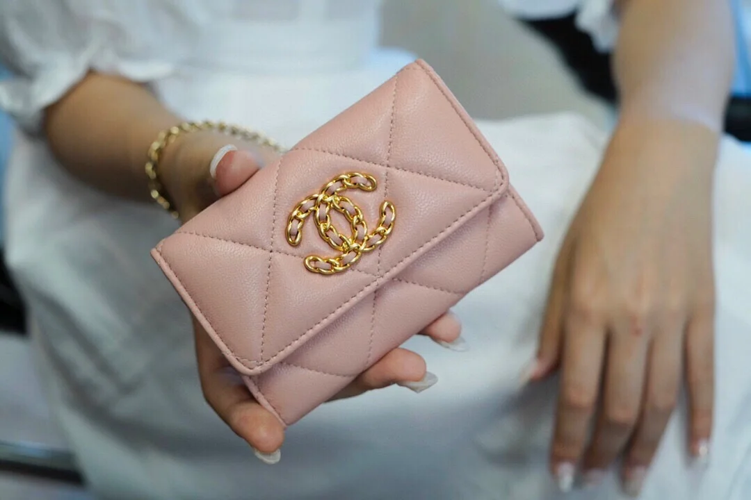 샤넬 19 플랩 카드 홀더 핑크