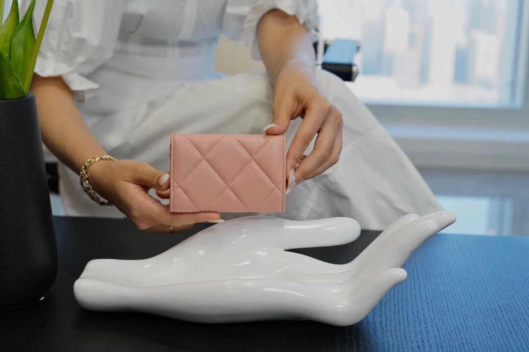 샤넬 19 플랩 카드 홀더 핑크