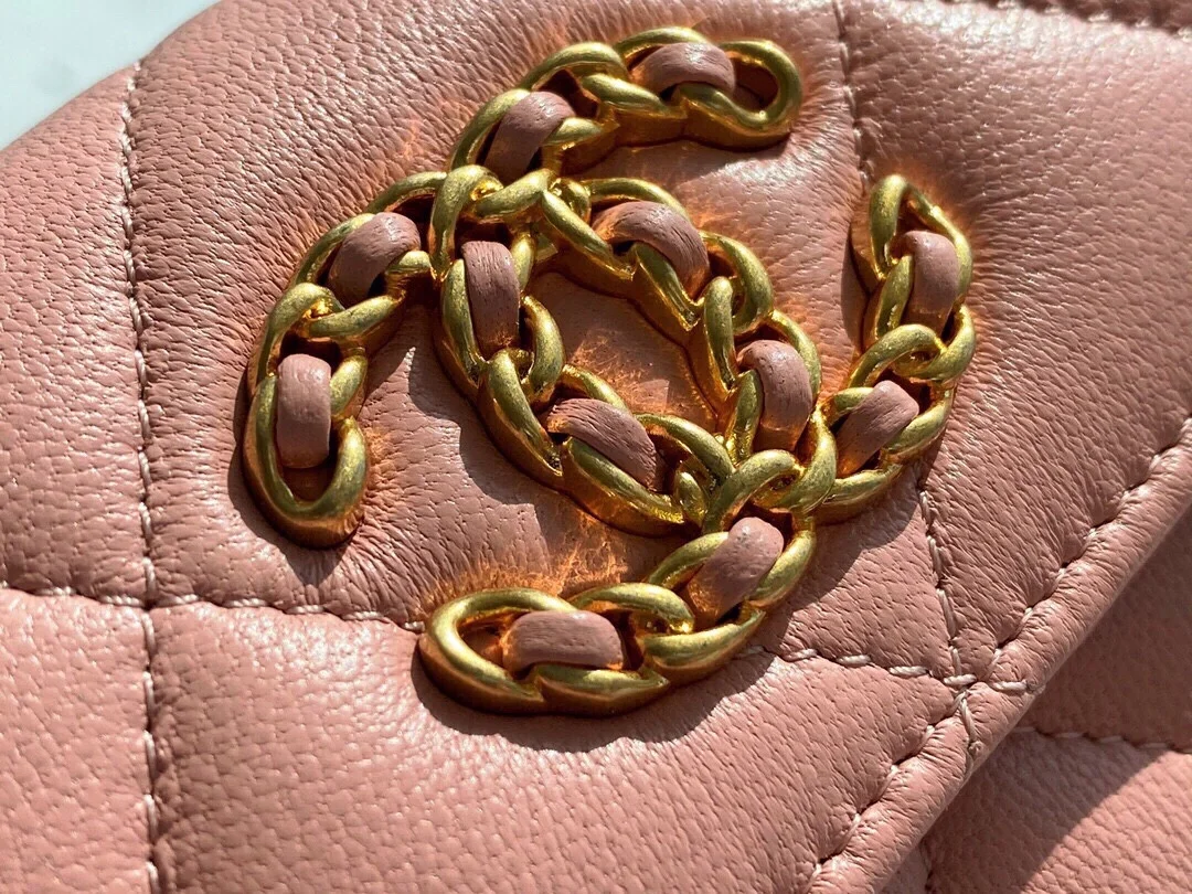 샤넬 19 플랩 카드 홀더 핑크