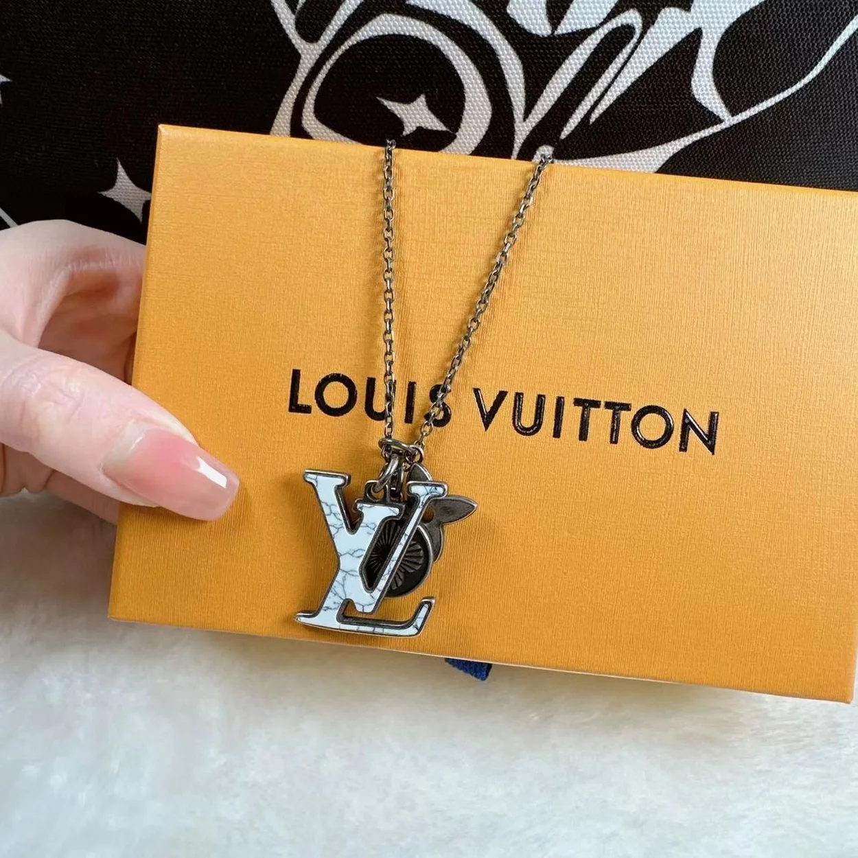 루이비통 LV 이니셜 펜던트 M00317