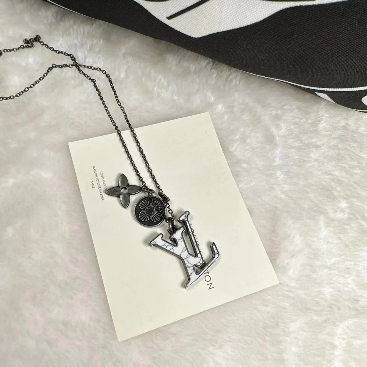 루이비통 LV 이니셜 펜던트 M00317