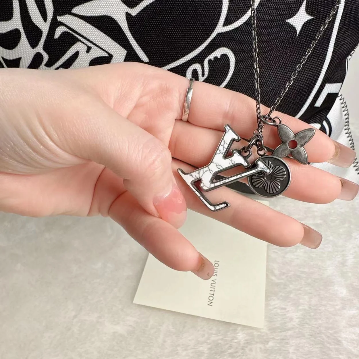 루이비통 LV 이니셜 펜던트 M00317